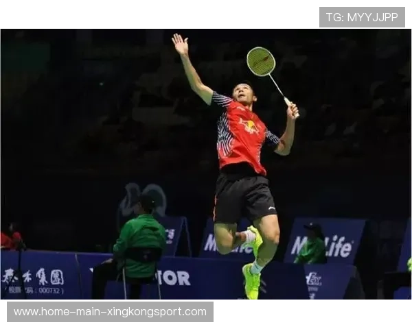 羽毛球男单后场重杀得分响彻全场：激情碰撞，力量与技巧的完美结合